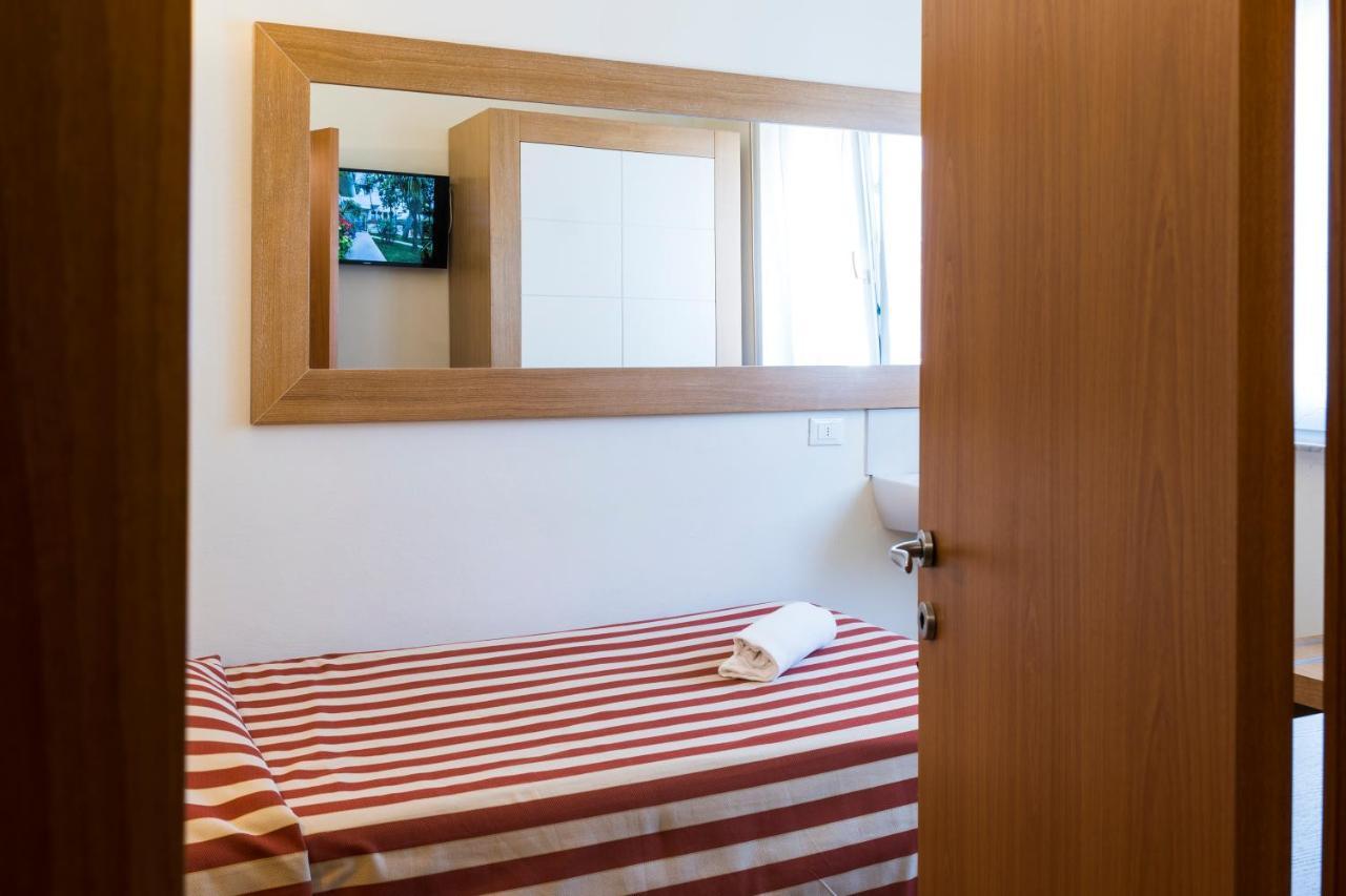 Hotel Sylvia リド・ディ・カマイオーレ エクステリア 写真